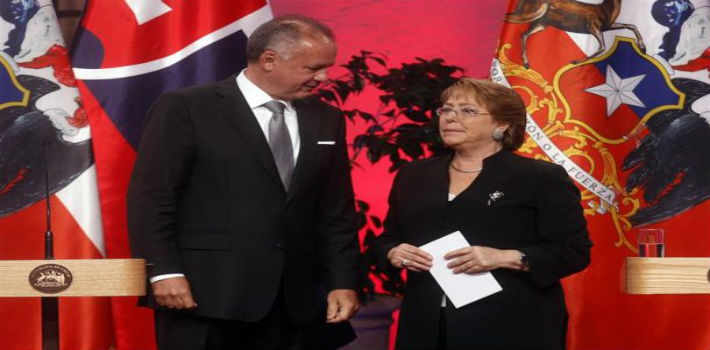Michelle Bachelet y su Andrej Kiska, durante rueda de prensa en Santiago de Chile (Servidor Noticias) 
