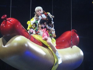 El controvertido "Banerz Tour" de Miley Cyrus despierta críticas y fue censurado en República Dominicana.