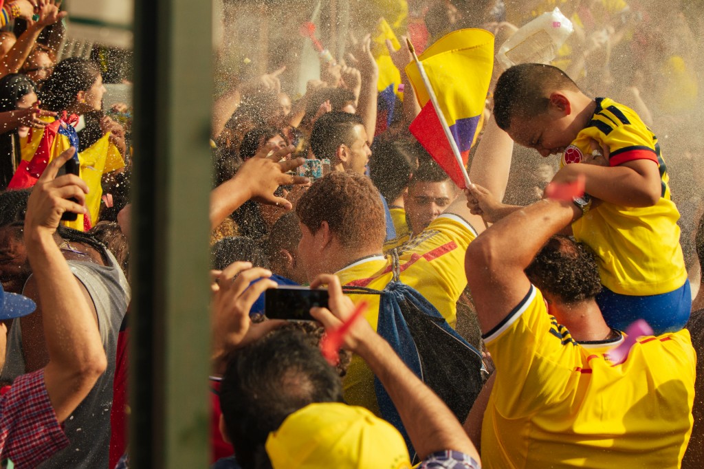 Aficionados de la selección de Colombia celebran durante el Mundial de Fútbol 2014