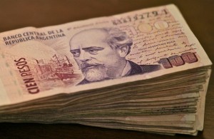 Los planes del gobierno para la última parte del año amenazan con diluir aún mas el poder adquisitivo del peso argentino. (Flickr)
