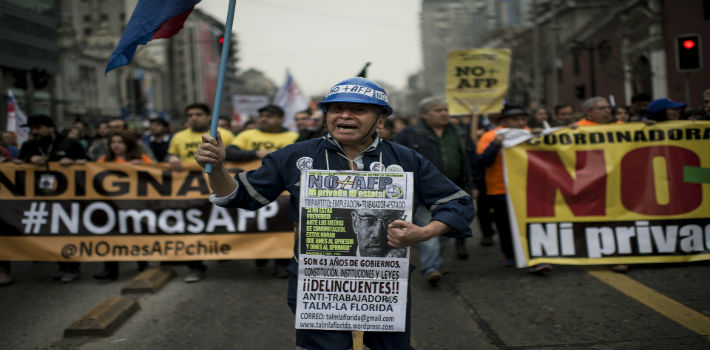 Las AFP, creadas durante la dictadura de Augusto Pinochet, exigen a los trabajadores aportar el 13% de sus salarios con el fin de obtener una pensión tras la jubilación (Actualidad. RT)