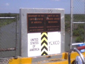 Se estima que cada año miles de personas indocumentadas, intentan cruzar la frontera de México con Estados Unidos (Debi Fitzsimmons)