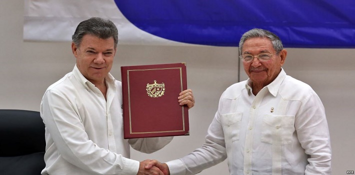 Castro, vestido con guayabera blanca, típica prenda del Caribe, fue recibido al pie de la escalerilla del avión por la viceministra de Relaciones Exteriores (Martinoticias)