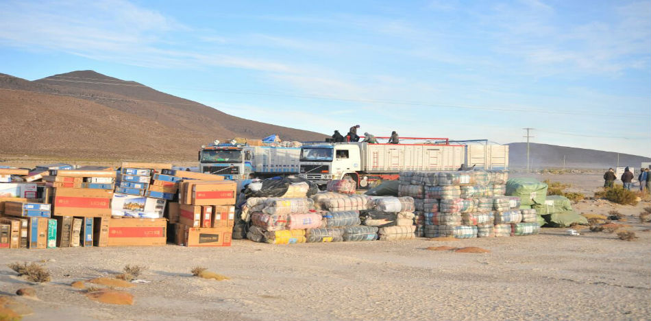 Según el diario ‘El País’, “el 83% de las importaciones bolivianas, que son de alrededor de 10.000 millones de dólares, llega por carretera a través de Chile” (Scoopnest) 