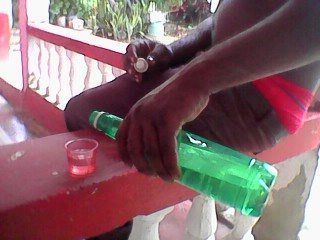 Cuentapropistas cubanos venden alcohol en envases improvisados.