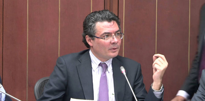 El ministro Alejandro Gaviria defiende el impuesto a bebidas azucaradas propuesto en la reforma tributaria (YouTube)