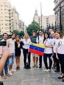 La diputada se reunió con venezolanos en Buenos Aires. (Twitter)