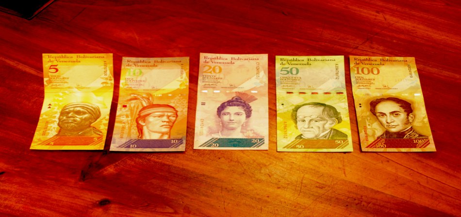 El régimen de Maduro anuló el valor del billete de 100 bolívares (Wikimedia)