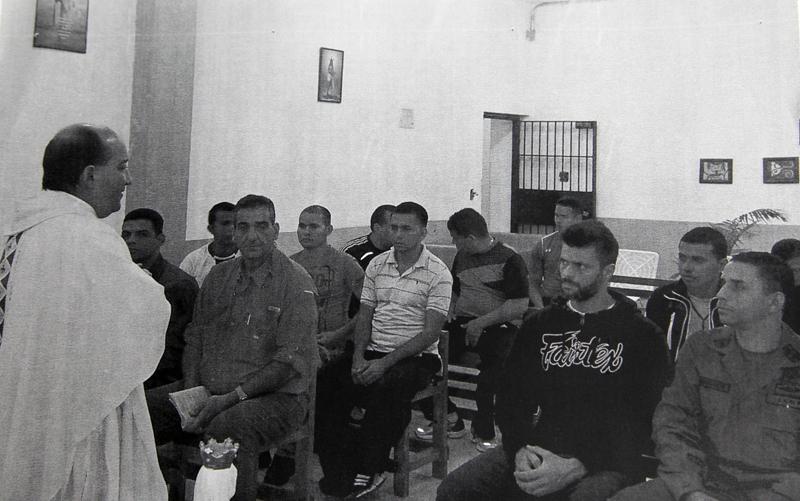 Leopoldo López en misa junto a otros presos, incluyendo a Enzo Scarano