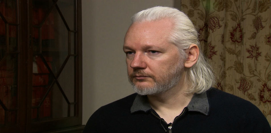 El interrogatorio en la embajada estaba inicialmente previsto para el 17 de octubre, pero fue pospuesto a petición de Assange, que expuso “razones de garantías de protección y defensa de su persona” para aplazar la entrevista (Democracy now) 