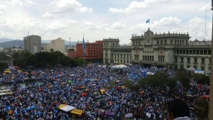 La Plaza de la Nación se llenó el 27 de Agosto. (@aztecaGuate)