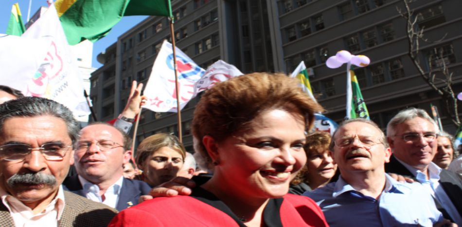 Rousseff llega a Uruguay como invitada de la Central de Trabajadores PIT – CNT y en el marco de la «Jornada Continental por la Democracia y contra el Neoliberalismo» (Radio Del Sur)