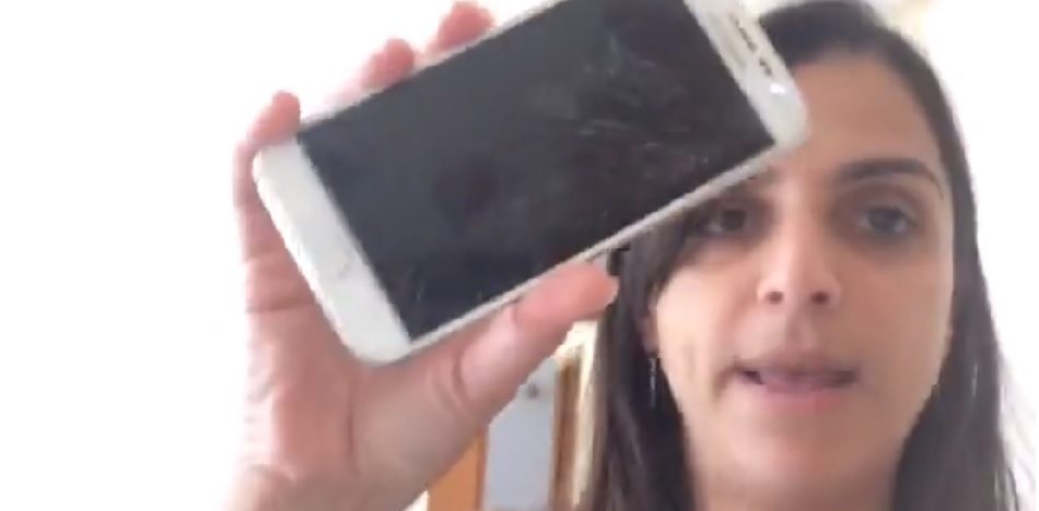 En su perfil público, Priscila muestra cómo su teléfono fue destruido por "ondear la bandera de Brasil frente a comunistas". (Facebook)