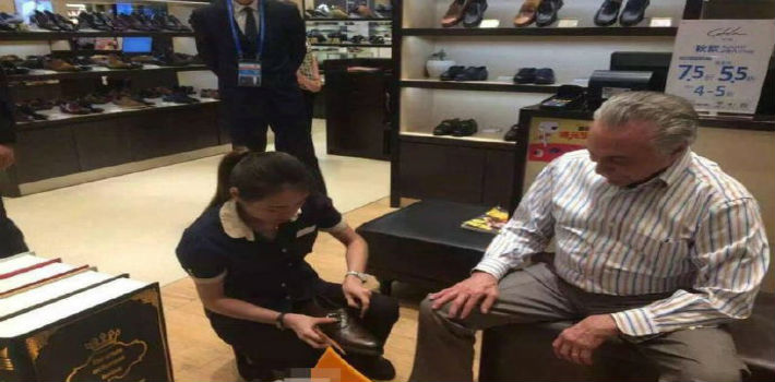 El presidente Temer en pleno acto de probarse zapatos en China (Qué pasa en Venezuela)