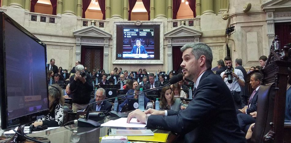 El jefe de Gabinete de Macri, Marcos Peña, en una reciente visita al parlamento ante todos los bloques legislativos. (Twitter)
