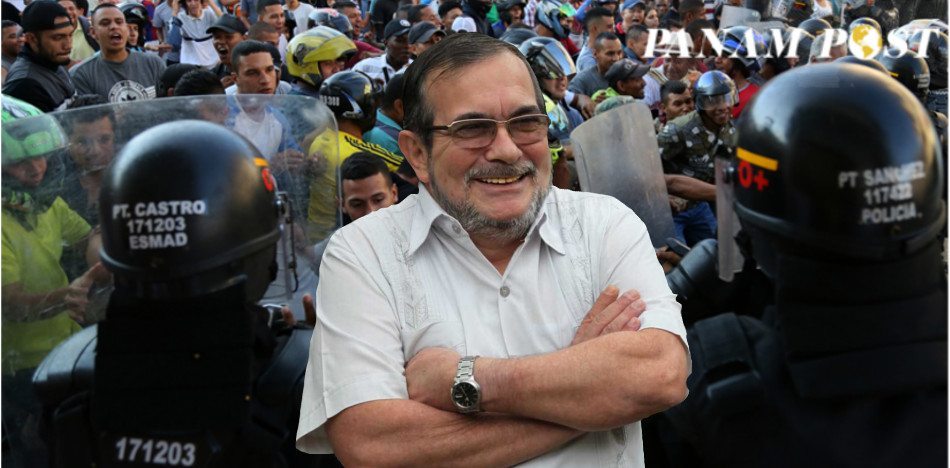 Resulta paradójico que la fuerza publica que hoy protege a las FARC haya pedido ser eliminada anteriormente. (Fotomontaje PanAm Post)