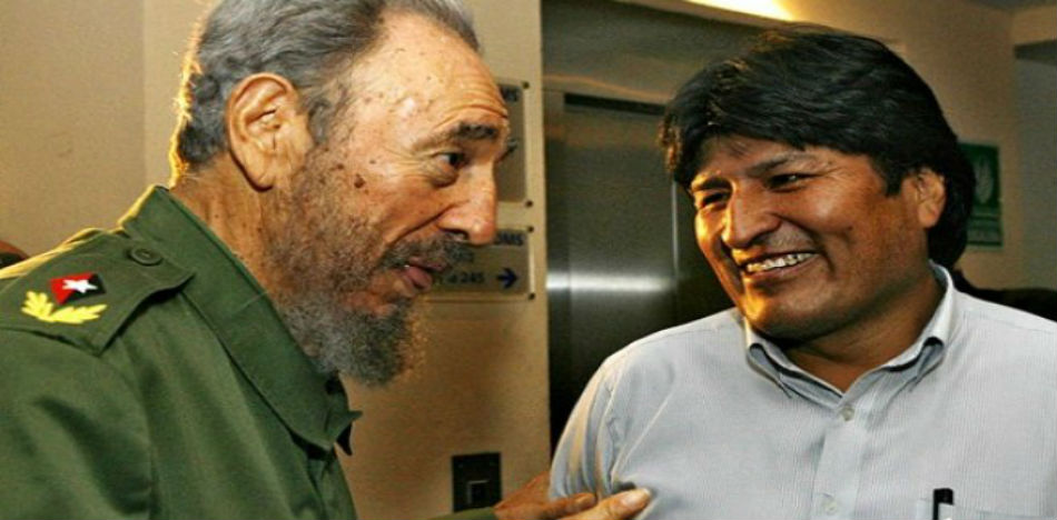 Opositores consideran que “aprovecha políticamente” el fallecimiento del líder cubano y le piden que no se entrometa en la política de otros países, dijo Morales (Última Hora)