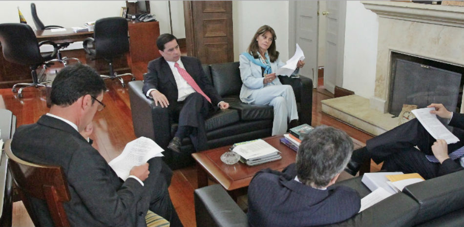El ministro Juan Fernando Cristo reunido con los opositores al acuerdo Santos-FARC (Foto: David Oliveros - Sala de Prensa Min Interior)