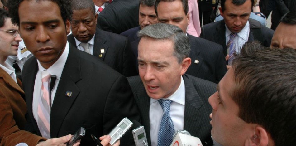 El senador Uribe asegura que FARC reclutan campesinos para presentarlos como combatientes (Wikipedia)