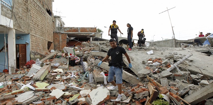 Equipos de rescate revisan las zonas devastadas en busca de personas bajo los escombros. (Sumarium)