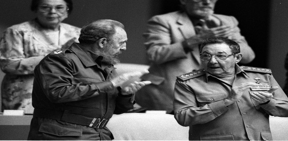 Fidel y Raúl Castro, dictadores cubanos (Wikimedia) 