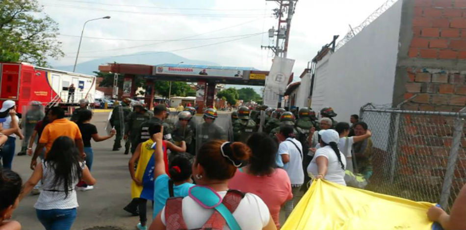 Los ciudadanos dijeron que iban al vecino país a comprar alimentos. Otras 800 personas esperan que lleguen los primeros en pasar para cruzar a Colombia (El Nacional)