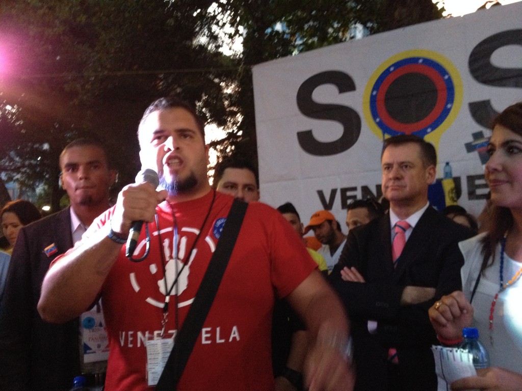 Los manifestantes recibieron con fuertes gritos y aplausos al merideño Eloi Araujo, representante estudiantil. (PanAm Post)