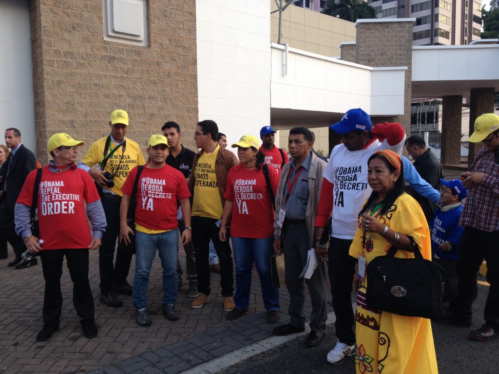 Venezolanos partidarios del chavismo viajaron a Panamá para llevar un mensaje a la Cumbre en contra de una posible intervención estadounidense en su país. (PanAm Post)
