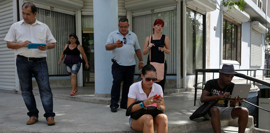 Además, Cuba iniciará de forma inminente una prueba piloto de dos meses para dar acceso a internet a la población desde sus viviendas, algo que hasta ahora ha estado fuertemente restringido (La Tercera) 