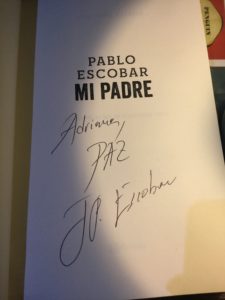 Durante la feria Juan Pablo Escobar firmó sus libros. En mi dedicatoria escribió "paz" como su deseo. (Adriana Peralta)