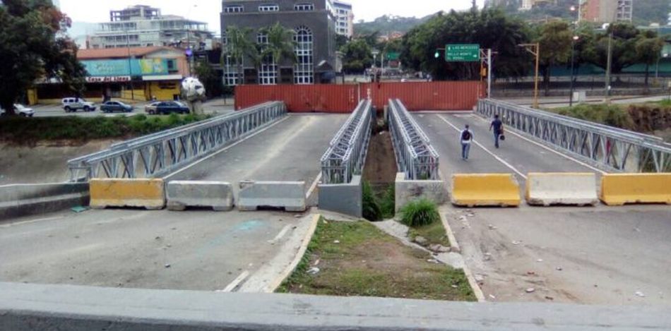 Venezuelan Dictatorship, Blocking Caracas' Main Road, Shows Its Desperation