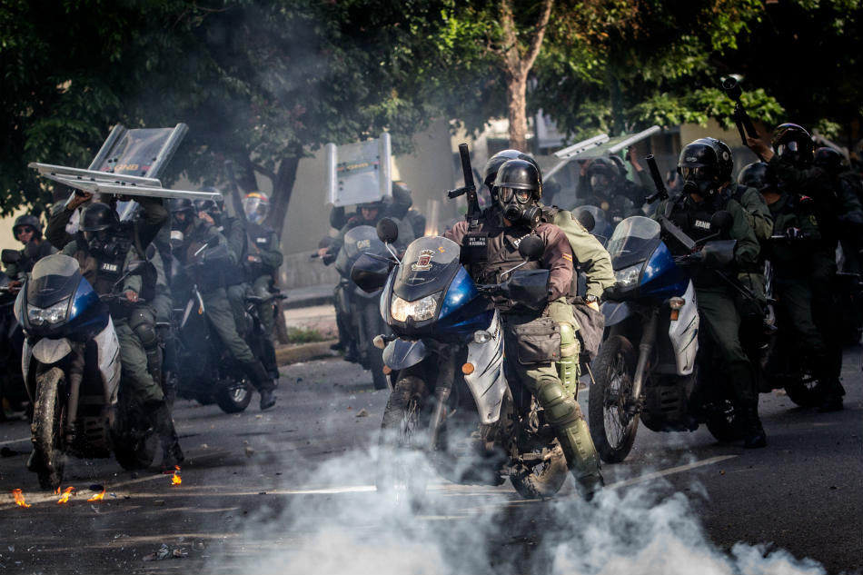 Grupo de guardias nacionales persiguió a los manifestantes en moto y los atacó con perdigones (Foto: Leo Álvarez)