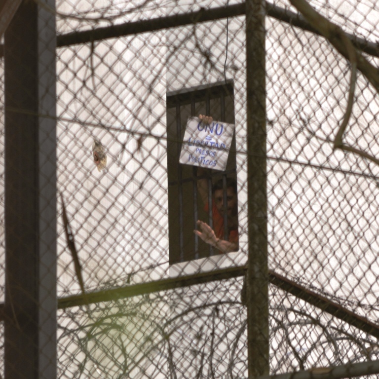 Desde la cárcel militar donde alcanza los nueve meses preso, Leopoldo López pide en protesta pacífica que se cumpla la resolución de la ONU a favor de su libertad (Cortesía)