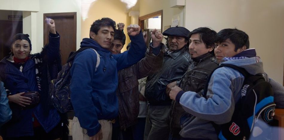 El grupo de Resistencia Ancestral Mapuche tomó el juzgado de Esquel con total impunidad. (Twitter)