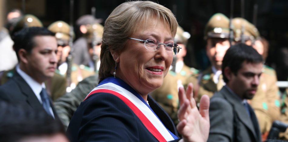 La presidenta Michelle Bachelet se enfrenta a una etapa dura y sensible en Chile debido a filtraciones de investigaciones policiales. 