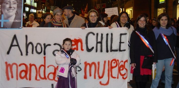 Manifestación del día de la Mujer en Cataluña (España) usando a Chile como referencia (PsChile / CiC Catalunya)