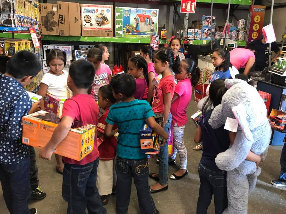 Los niños del albergue tenían la libertad de elegir sus regalos, llevaron desde comida hasta juguetes. (Facebook)