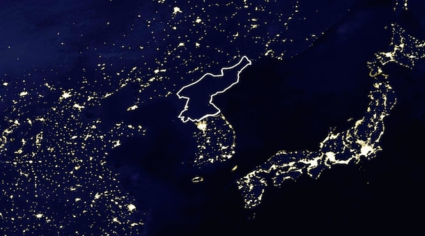 Imagen satelital de Corea del Norte y Corea del Sur durante la noche. (Human Rights Foundation)