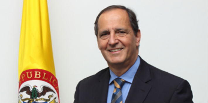 Juan Camilo Restrepo fue designado por el Gobierno Nacional como el jefe negociador para los diálogos con el ELN (Wikipedia)