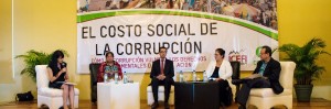 Panelistas exponen el impacto de la corrupción en Guatemala. (El Periódico)