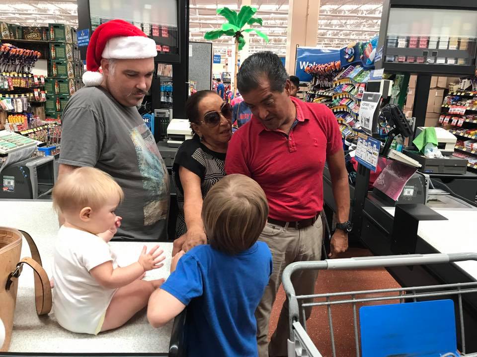 Usando un gorro de Papá Noel, Nathan Freeman llevó a los niños del albergue de compras junto a su familia. (Facebook)