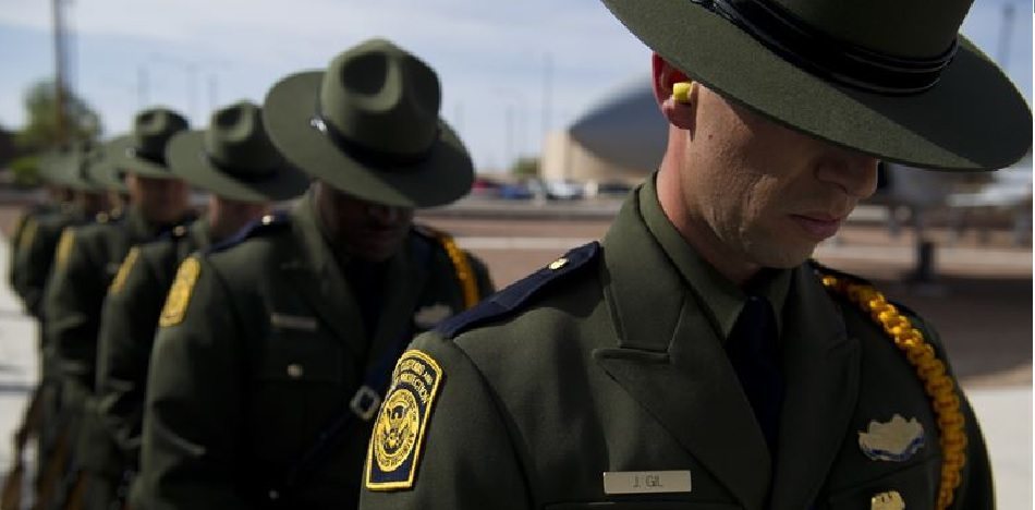Falleció un agente de patrulla fronteriza, presuntamente apedreado por inmigrantes ilegales. (Fuerza Aérea)