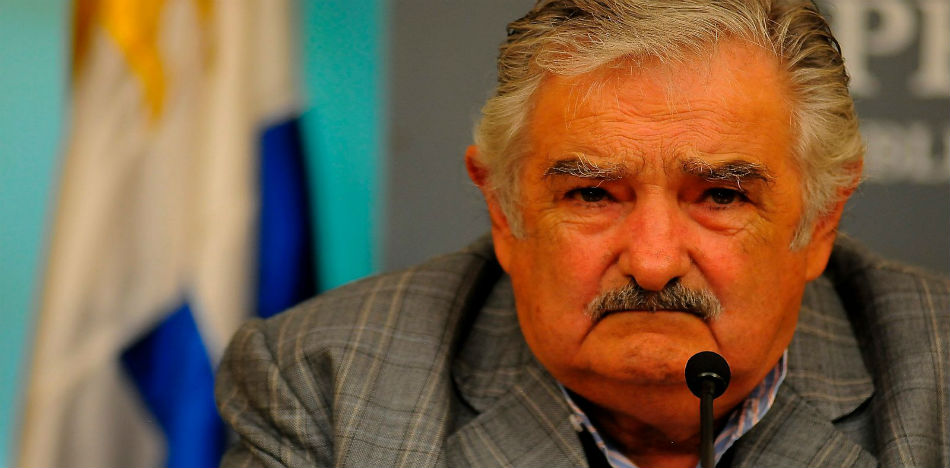 Mujica negó tales presiones y contestó: "Me parece que están haciendo como aquel que grita afuera del nido, se les deschava el tema de las barras bravas y salen" (