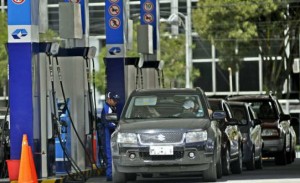 Petroecuador informó el despido 300 trabajadores y del ajuste del precio de la gasolina súper, debido al bajo costo del precio del petróleo