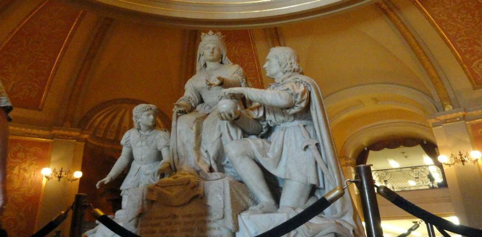 Detractores temen que estatua de Colón y la Reina Isabel la Católica sea la siguiente en irse. (WikiCommons)