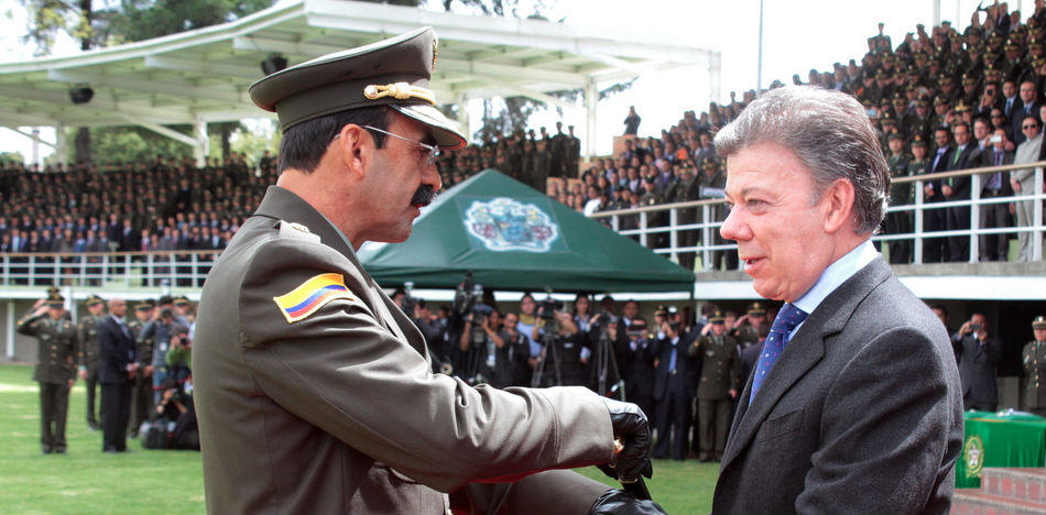 Santos estaría considerando nombrar al general (r) Palomino en una embajada