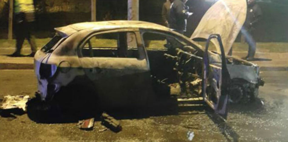 Taxistas incendiaron cobardemente un vehículo de Uber