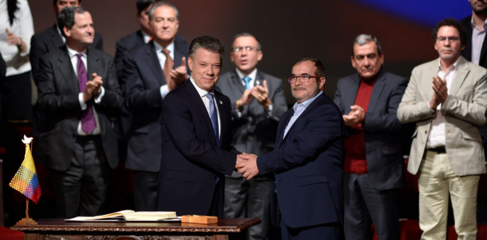 Juan Manuel Santos y Timochenko se saludan tras la firma del "nuevo" acuerdo de paz (Efrain Herrera-SIG)