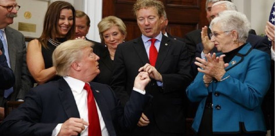 "Haciendo la atención médica grandiosa de nuevo", el presidente Trump firmó un decreto promovido por el Senador Rand. (Twitter)