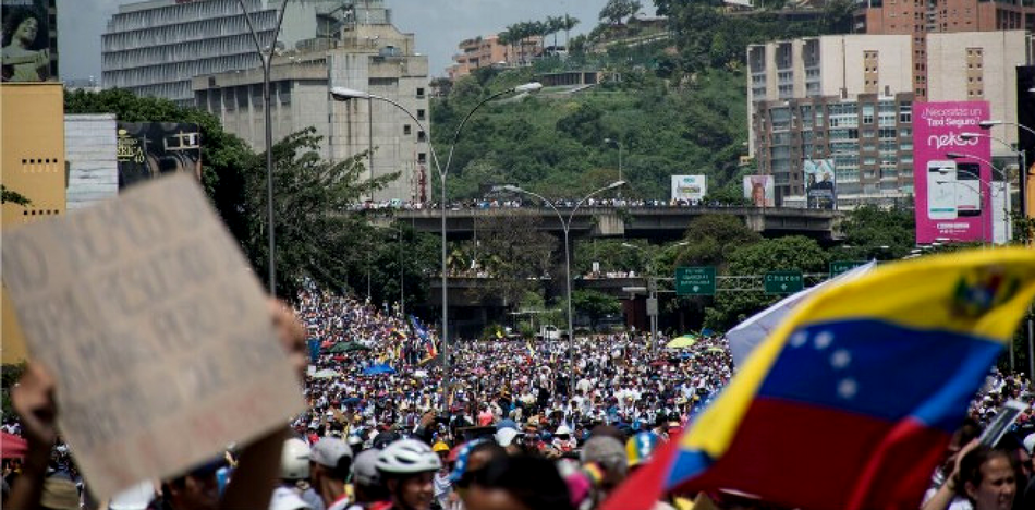 Venezolanos-marchar-al-CNE-en-defensa-del-voto (2)